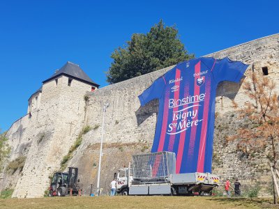 Le château prend les couleurs du Stade Malherbe pour quelques jours. - Célia Caradec