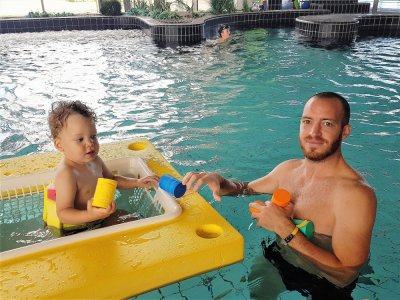 Sylvestre et son petit garçon profitent des bassins : "c'est agréable, mais j'aurais préféré qu'il y ait plus de monde et pas de pandémie". - Célia Caradec