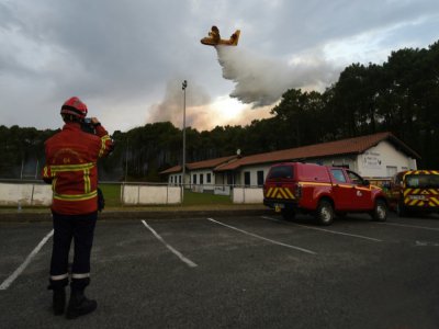 Un avion bombardier d'eau canadair de la Securité civile survole la forêt de Chiberta à Anglet dans les Pyrénées-Atlantiques, le 30 juillet 2020 - GAIZKA IROZ [AFP]