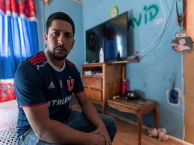 "Beaucoup d'entre nous se sont inquiétés de l'aspect financier et ont oublié ce qu'on avait vécu", dit Jimmy Sanchez, le plus jeune des 33 mineurs. Dans la maison qu'il partage à Copiapo, dans le nord du Chili, le 12 juillet 2020 - Alex F. CATRIN [AFP]