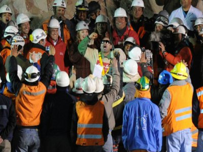Mario Sepulveda (C) explose de joie à a sortie de la mine de San Jose, dans le nord  du Chili, le 13 octobre 2010 - Rodrigo ARANGUA [AFP/Archives]