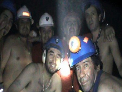 Photo fournie par le ministère chilien des mines du 7 septembre 2010 montrant les 33 mineurs coincés au fond de la mine de San José, dans le nord chilien, après un éboulement - - [CHILE'S MINISTRY OF MINING/AFP/Archives]