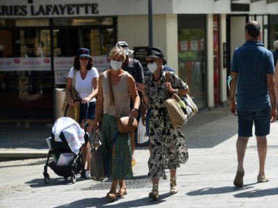 A Biarritz le 30 juillet 2020 les passants portent le masque - GAIZKA IROZ [AFP]