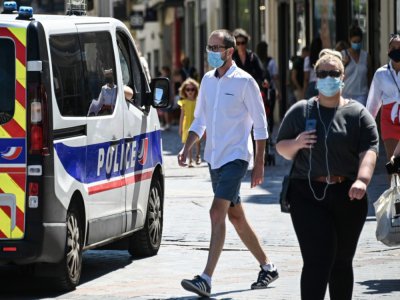 Des habitants masqués de la Métropole de Lille dans le nord de la France, le 30 juillet 2020 - DENIS CHARLET [AFP]