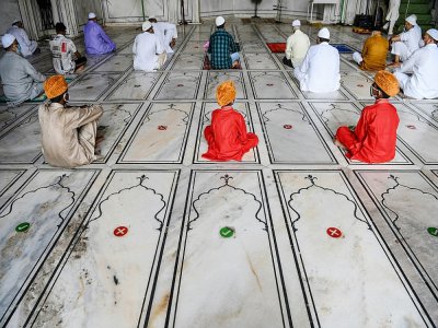 Distanciation physique lors de la prière du vendredi dans une mosquée de New Delhi, le 31 juillet 2020 - Prakash SINGH [AFP]