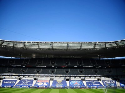 Des bannières installées pour la finale de la Coupe de la Ligue au Stade de France, le 30 juillet 2020 - FRANCK FIFE [AFP]