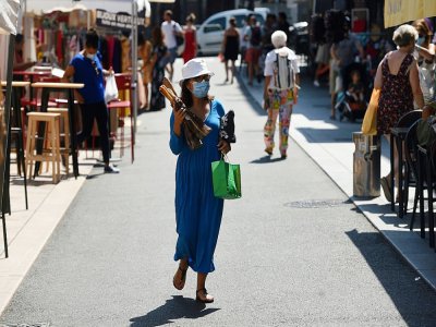 Une femme portant un masque dans la rue, le 30 juillet 2020 à Biarritz - GAIZKA IROZ [AFP]
