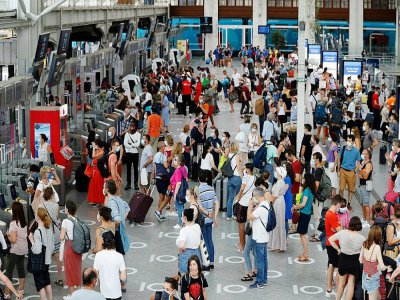Des passagers en gare de Lyon, le 31 juillet 2020 à Paris - FRANCOIS GUILLOT [AFP]