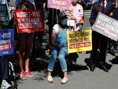 Manifestation de la Manif pour tous le 27 juillet 2020 à Paris devant l'Assemblée qui réexamine le projet de loi bioéthique - GEOFFROY VAN DER HASSELT [AFP/Archives]