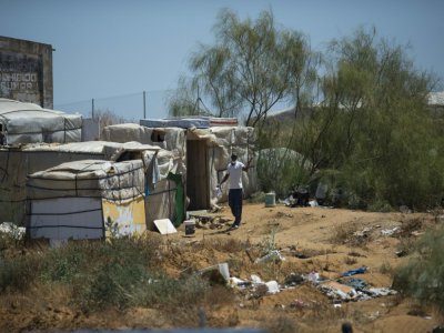 un travailleur saisonnier devant un baraquement dans un bidonville de Lepe, près de Huelva, dans le sud de l'Espagne, le 29 juillet 2020 - CRISTINA QUICLER [AFP]