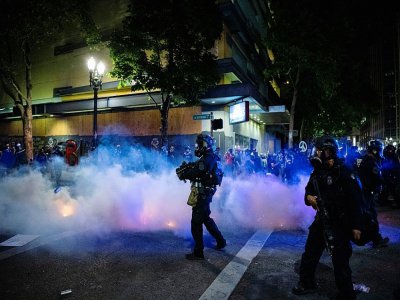 Des policiers fédéraux tirent des gaz lacrymogènes sur les manifestants, le 29 juillet 2020 à Portland - Alisha JUCEVIC [AFP/Archives]