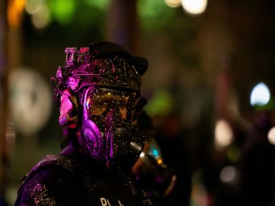Un policier fédéral équipé d'un masque à gaz fait face à des manifestants, le 29 juillet 2020 à Portland, dans l'Orégon - Alisha JUCEVIC [AFP/Archives]