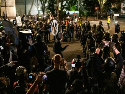 Face à face entre manifestants et policiers, le 29 juillet 2020 à Portland, dans l'Orégon - Alisha JUCEVIC [AFP/Archives]