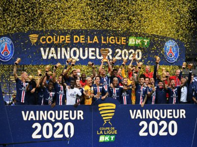 Les joueurs du Paris SG sur le podium avec la Coupe de la Ligue après leur victoire en finale sur Lyon le 31 juillet 2020 au Stade de France - FRANCK FIFE [AFP]