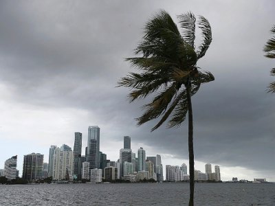 Des nuages noirs alors que l'ouragan Isaias se rapproche de la Floride après avoir frappé les Bahamas, le 01 août 2020, à Miami en Floride - JOE RAEDLE [GETTY IMAGES NORTH AMERICA/AFP]