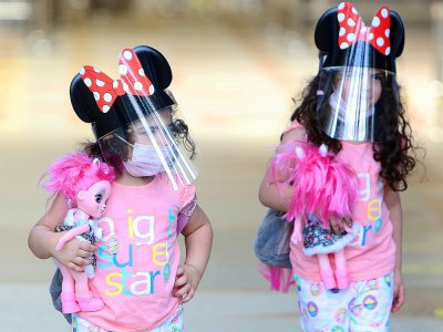 Deux enfants à l'aéroport international de Koweït le 1er août 2020 - YASSER AL-ZAYYAT [AFP]