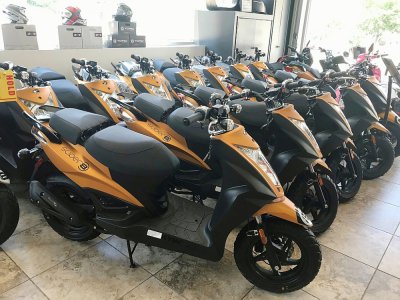 Des scooters dans le magasin Unik Moto à Long Island City, à New York, le 30 juillet 2020 - Thomas URBAIN [AFP]