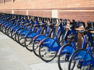 Des vélos en partage du réseau Citi Bikes en avril 2020 à New York - Angela Weiss [AFP/Archives]