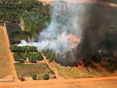 Photo diffusée le 29 juillet 2020 par les pompiers de l'Etat du Mato Grosso montrant un incendie de forêt dans la région du Pantanal, au Brésil - - [MATO GROSSO FIREFIGHTERS DEPARTMENT/AFP]