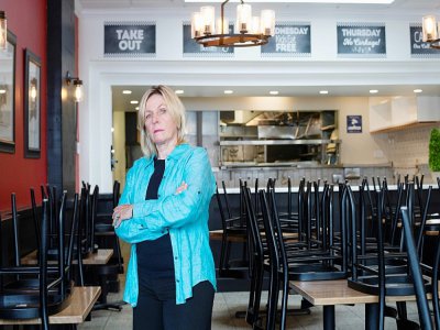 Madelyn Alfano, propriétaire du restaurant Maria's Italian Kitchen, dans son établissement fermé en raison de la pandémie de coroanvirus, le 288 juillet 2020 à Santa Monica, en Californie - VALERIE MACON [AFP]
