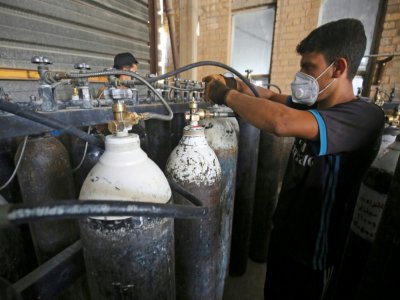 Des employés remplissent des bouteilles d'oxygène dans une usine à Taji, au nord de Bagdad, le 5 juillet 2020 en Irak - AHMAD AL-RUBAYE [AFP/Archives]