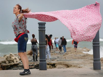 Une femme prend le vent dégagé par l'approche de la tempête Isaias à Fort Pierce (Floride), le 2 août 2020 - JOE RAEDLE [GETTY IMAGES NORTH AMERICA/AFP]
