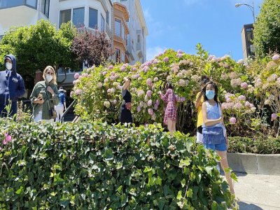 Des touristes portant des masques dans Lombard Street, une des rues les plus célèbres de San Francisco, Etats-Unis,le 2 août 2020 - Daniel SLIM [AFP]