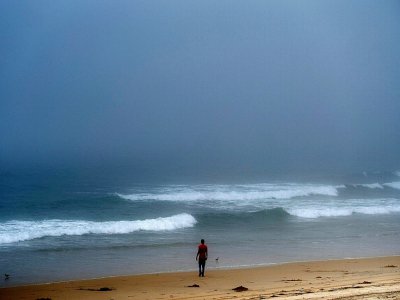 Un homme marche sur la plage de Tijuana, Etat de Baja California state, Mexique, le 2 ao^t 2020 - Guillermo Arias [AFP]