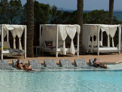 Quelques touristes sur le bord de la piscine d'un hôtel, le 30 juillet 2020 à Ibiza - JAIME REINA [AFP]