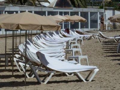 Des transats vides sur la plage de Talamanca, le 31 juillet 2020 à Ibiza - JAIME REINA [AFP]