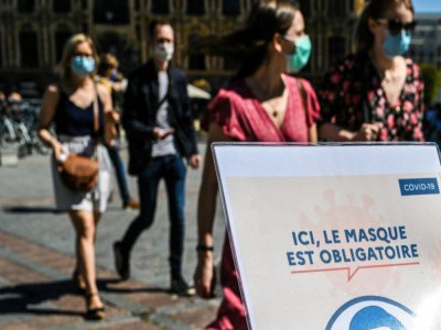 Des personnes masquées dans une rue de Lille où le port du masque est obligatoire, le 30 juillet 2020 - DENIS CHARLET [AFP/Archives]