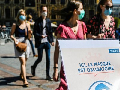 Des personnes masquées dans une rue de Lille où le port du masque est obligatoire, le 30 juillet 2020 - DENIS CHARLET [AFP/Archives]