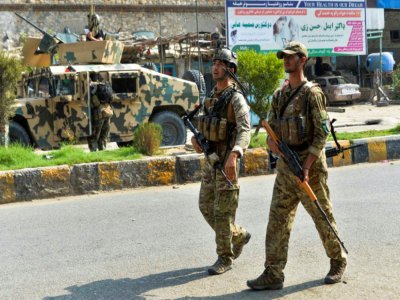 Des soldats afghans en position devant une prison de Jalalabad lors d'une attaque par des combattants du groupe Etat islamique, le 3 août 2020 - NOORULLAH SHIRZADA [AFP]