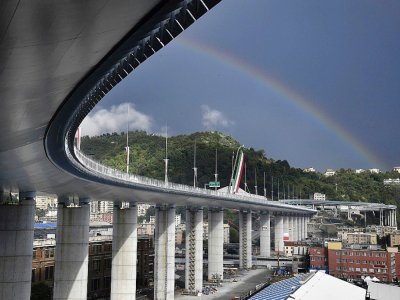 Un arc-en-ciel se dessine au dessus du pont de San Giorgio lors de son inauguration à Gênes (Italie, le 3 août 2020 - Luca ZENNARO [POOL/AFP]