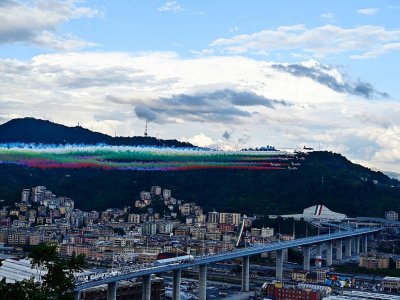 Des avions de la patrouille acrobatique de l'armée de l'Air italienne passent au dessus du nouveau pont inauguré à Gênes, le 3 août 2020 - MIGUEL MEDINA [AFP]