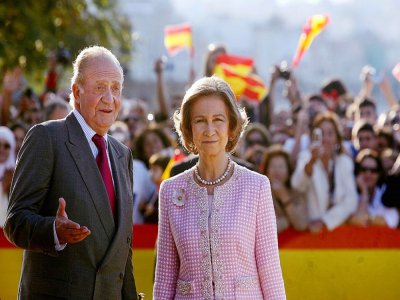 Le roi Juan Carlos I et son épouse la reine Sofia, lors d'une visite à Ceuta, le 5 novembre 2007 - JOSE LUIS ROCA [AFP/Archives]