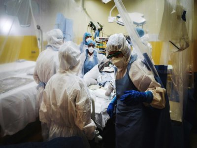 Equipe de réanimation au chevet d'un malade du Covid-19 le 9 avril 2020, à l'hôpital franco-britannique de Levallois-Perret - LUCAS BARIOULET [AFP/Archives]