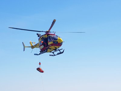 L'hélicoptère Dragon 76 a été mobilisé pour porter secours au randonneur de 26 ans isolé par la marée, lundi 3 août à Saint-Jouin-de-Bruneval.