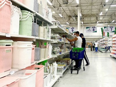 Des clients font leurs courses au supermarché Megasis à Caracas le 31 juillet 2020 - STR [AFP/Archives]