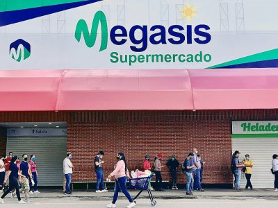 Des clients font la queue devant le supermarché Megasis à Caracas le 31 juillet 2020 - STR [AFP/Archives]