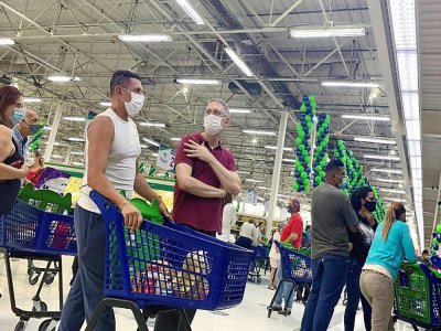 Des clients font leurs courses au supermarché iranien Megasis le 31 juillet 2020 à Caracas - STR [AFP/Archives]