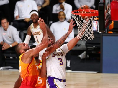 Le joueur des Lakers Anthony Davis (N.3 en blanc) face à celui du Jazz Rudy Gobert, en match NBA le 3 août 2020 à Lake Buena Vista, Floride - POOL [GETTY IMAGES NORTH AMERICA/AFP]