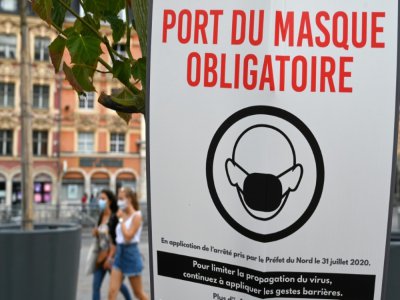 "L'équilibre est fragile et nous pouvons basculer à tout moment" vers une reprise incontrôlée de l'épidémie de Covid-19 en France, avertit mardi le Conseil scientifique - DENIS CHARLET [AFP]