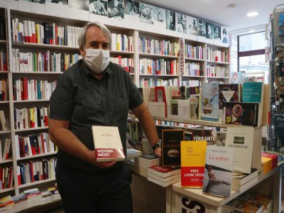 Le directeur de la librairie Ryst à Cherbourg-en-Cotentin, Arnaud Coignet tient à la main son coup de cœur de l'été, le roman paru chez Gallimard "Une vie à vendre" de l'auteur japonais Yukio Mishima. 