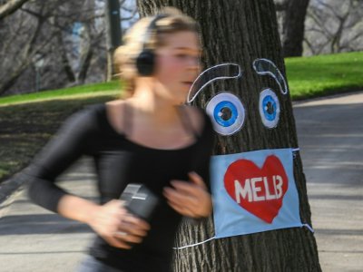 Un arbre arborant un masque, dans un parc de Melbourne, le 3 août 2020 - William WEST [AFP]