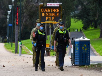 Patrouille dans un parc à Melbourne, le 4 août 2020 - William WEST [AFP]