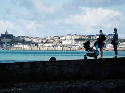 Des touristes au port de Saint-Pair-sur-Mer (Manche), le 3 août 2020 - JOEL SAGET [AFP]