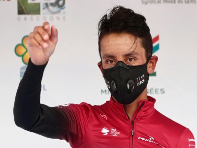 Le Colombien Egan Bernal (Ineos) sur le podium de la Route d'Occitanie après sa victoire dans la 3e étape, le 3 août 2020 à Beyrède-Jumet (Hautes-Pyrénées) - Guillaume HORCAJUELO [POOL/AFP]