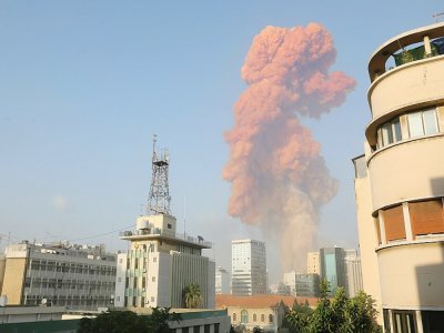 De la fumée s'élève au dessus du ciel de Beyrouth après une explosion, le 4 août 2020 - Anwar AMRO [AFP]