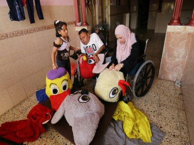 Nihad et Zeinab Jarboa confectionnent des peluches et des déguisements, le 19 juillet 2020 à Gaza - SAID KHATIB [AFP]